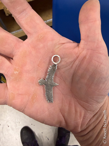 The raven now has a ring attached to the top wing